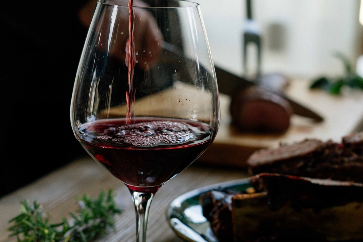 Garrafas de vinho em prateleira de loja com etiquetas de preço
