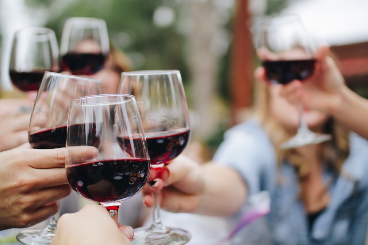 Duas taças de Malbec lado a lado: brasileiro e argentino