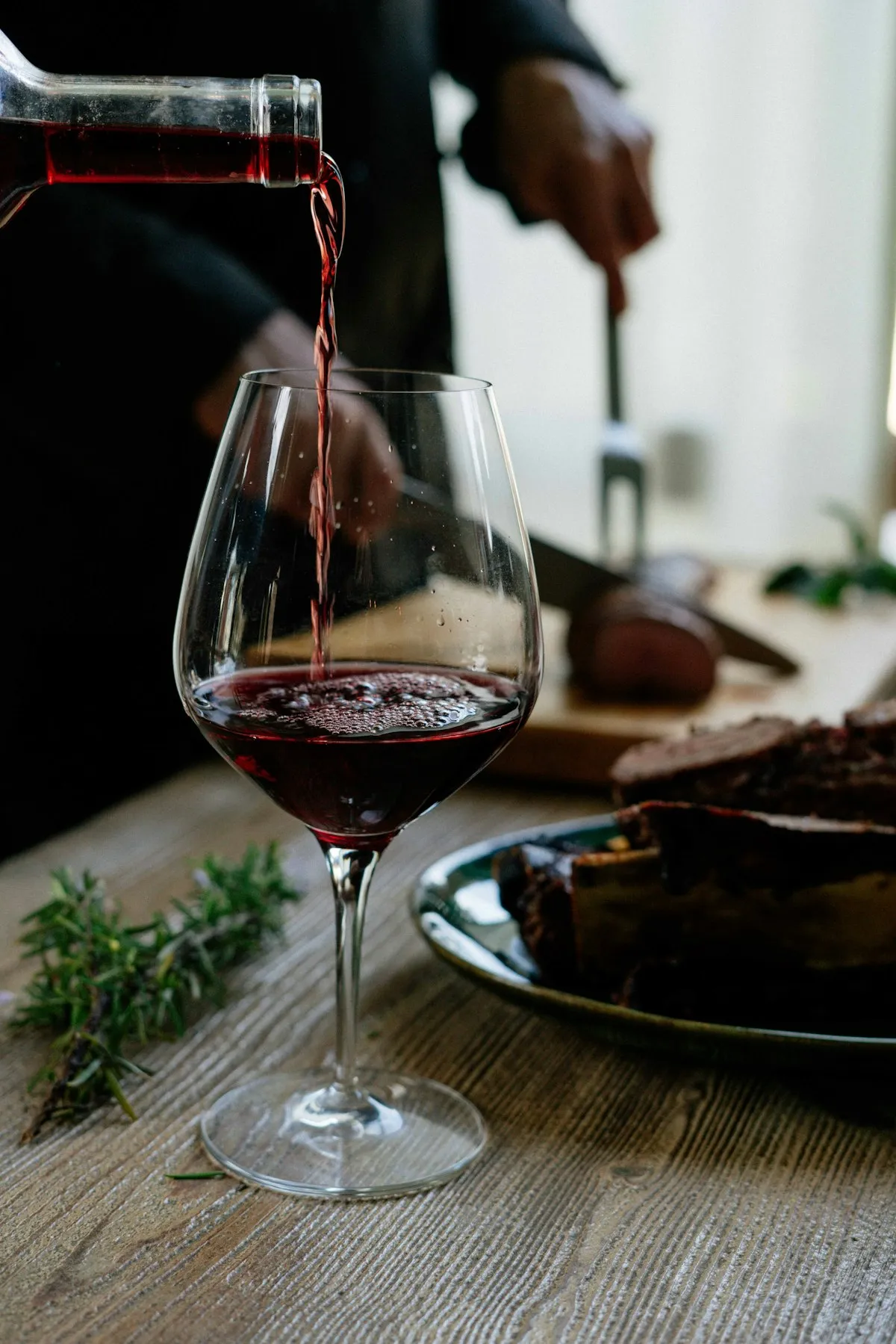Garrafas de vinho Malbec em diferentes faixas de preço numa prateleira de madeira